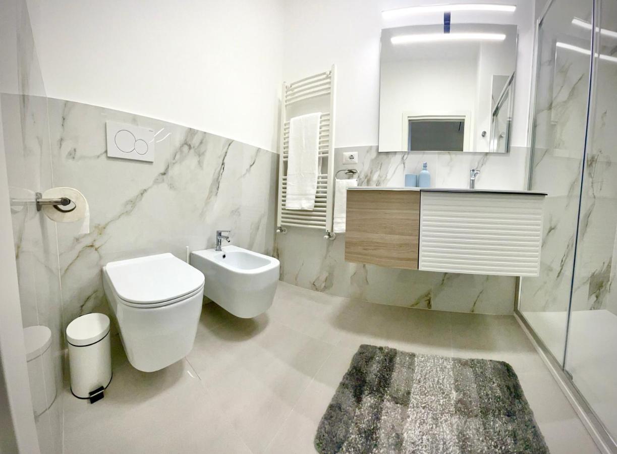 Luxury 2 Bedroom Apartament, Close To San Siro, Fiera And 10 Min Metro To Duomo Milão Exterior foto