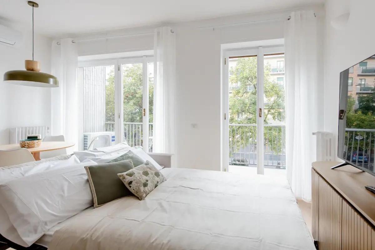 Luxury 2 Bedroom Apartament, Close To San Siro, Fiera And 10 Min Metro To Duomo Milão Exterior foto